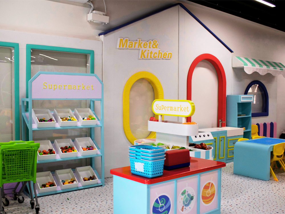 These quiet, imaginative areas are crucial for business; they captivate children's attention for long periods, which organically extends the average family dwell time. When parents feel relaxed watching their children engage in high-quality pretend play, they are far more likely to stay longer and increase their secondary spend.